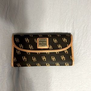 Dooney & bourke wallet new with out tags